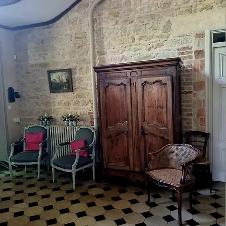 Chateau Des Charmes Bed & Breakfast Guereins